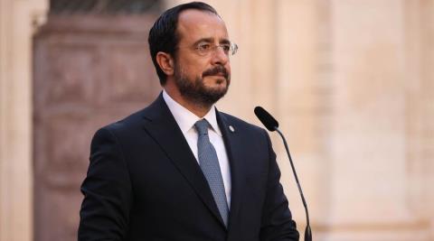 &Omicron;&iota; &lambda;ό&gamma;&omicron;&iota; &pi;&omicron;&upsilon; &omicron; &Pi;&rho;ό&epsilon;&delta;&rho;&omicron;&sigmaf; &delta;&epsilon;&nu; &mu;&epsilon;&tau;έ&beta;&eta; &sigma;&tau;&omicron; &Nu;&tau;&alpha;&beta;ό&sigmaf; &gamma;&iota;&alpha; &tau;&omicron; &laquo;&Sigma;&upsilon;&mu;&beta;&omicron;ύ&lambda;&iota;&omicron; &Epsilon;&iota;&rho;ή&nu;&eta;&sigmaf;&raquo;-&Delta;&epsilon;&nu; &alpha;&nu;&eta;&sigma;&upsilon;&chi;&epsilon;ί &eta; &Kappa;&upsilon;&beta;έ&rho;&nu;&eta;&sigma;&eta; &gamma;&iota;&alpha; &tau;&upsilon;&chi;ό&nu; &epsilon;&pi;&iota;&pi;&tau;ώ&sigma;&epsilon;&iota;&sigmaf; &sigma;&tau;&omicron; &Kappa;&upsilon;&pi;&rho;&iota;&alpha;&kappa;ό