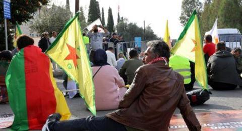 &Epsilon;&kappa;&delta;ή&lambda;&omega;&sigma;&eta; &delta;&iota;&alpha;&mu;&alpha;&rho;&tau;&upsilon;&rho;ί&alpha;&sigmaf; &Kappa;&omicron;ύ&rho;&delta;&omega;&nu; &Sigma;&upsilon;&rho;ί&alpha;&sigmaf; &sigma;&tau;&omicron; &Sigma;&pi;ί&tau;&iota; &tau;&eta;&sigmaf; &Epsilon;&upsilon;&rho;ώ&pi;&eta;&sigmaf; &kappa;&alpha;&iota; &tau;&eta; &Beta;&omicron;&upsilon;&lambda;ή &sigma;&tau;&eta; &Lambda;&epsilon;&upsilon;&kappa;&omega;&sigma;ί&alpha;