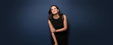 Ό&lambda;&gamma;&alpha; &Kappa;&epsilon;&phi;&alpha;&lambda;&omicron;&gamma;&iota;ά&nu;&nu;&eta;: &Eta; &tau;&rho;&omicron;&pi;&omicron;&lambda;&omicron;&gamma;ί&alpha; &gamma;&iota;&alpha; &tau;&eta; &sigma;&upsilon;&nu;&epsilon;&pi;&iota;&mu;έ&lambda;&epsilon;&iota;&alpha;, &tau;&alpha; &epsilon;&rho;&omega;&tau;ή&mu;&alpha;&tau;&alpha; &kappa;&alpha;&iota; &eta; &sigma;&phi;&omicron;&delta;&rho;ή &alpha;&nu;&tau;ί&delta;&rho;&alpha;&sigma;&eta; &alpha;&pi;ό &tau;&omicron;&nu; &Mu;ί&nu;&omega; &Mu;ά&tau;&sigma;&alpha;