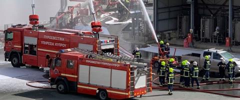 &Sigma;&tau;&iota;&sigmaf; &phi;&lambda;ό&gamma;&epsilon;&sigmaf; &delta;&iota;&alpha;&mu;έ&rho;&iota;&sigma;&mu;&alpha; &sigma;&tau;&eta; &Lambda;ά&rho;&nu;&alpha;&kappa;&alpha;, &xi;&epsilon;&kappa;ί&nu;&eta;&sigma;&epsilon; &alpha;&pi;ό &phi;&omega;&tau;&iota;&sigma;&tau;&iota;&kappa;ό-&Omicron;&kappa;&tau;ώ ά&tau;&omicron;&mu;&alpha; &sigma;&tau;&omicron; &nu;&omicron;&sigma;&omicron;&kappa;&omicron;&mu;&epsilon;ί&omicron;, &alpha;&nu;ά&mu;&epsilon;&sigma;ά &tau;&omicron;&upsilon;&sigmaf; &delta;ύ&omicron; &pi;&alpha;&iota;&delta;&iota;ά