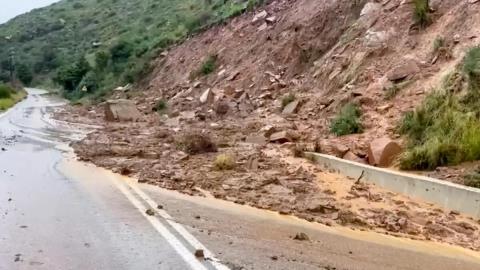 Έκλεισε μία λωρίδα στον δρόμο Λυθροδόντα-Λευκάρων μετά από κατολίσθηση πετρών και όγκων χώματος