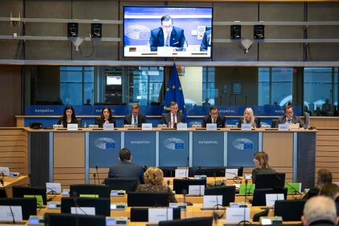 &Pi;&alpha;&rho;&omicron;&upsilon;&sigma;ί&alpha;&sigma;&epsilon; &tau;&iota;&sigmaf; &pi;&rho;&omicron;&tau;&epsilon;&rho;&alpha;&iota;ό&tau;&eta;&tau;&epsilon;&sigmaf; &tau;&eta;&sigmaf; &Kappa;&upsilon;&pi;&rho;&iota;&alpha;&kappa;ή&sigmaf; &Pi;&rho;&omicron;&epsilon;&delta;&rho;ί&alpha;&sigmaf; &epsilon;&nu;ώ&pi;&iota;&omicron;&nu; &tau;&eta;&sigmaf; DEVE &omicron; &Kappa;ό&mu;&pi;&omicron;&sigmaf;-&laquo;&Alpha;&nu;ά&gamma;&kappa;&eta; &gamma;&iota;&alpha; &epsilon;&pi;&iota;&kappa;έ&nu;&tau;&rho;&omega;&sigma;&eta; &sigma;&tau;&eta;&nu; &alpha;&nu;ά&pi;&tau;&upsilon;&xi;&eta;&raquo;