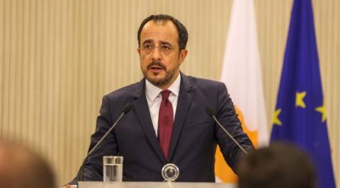 &Mu;&epsilon;&tau;&alpha;&beta;&alpha;ί&nu;&epsilon;&iota; &sigma;&tau;&eta;&nu; &Kappa;&rho;&omicron;&alpha;&tau;ί&alpha; &omicron; &Pi;&rho;ό&epsilon;&delta;&rho;&omicron;&sigmaf;-&Sigma;&upsilon;&mu;&mu;&epsilon;&tau;έ&chi;&epsilon;&iota; &sigma;&epsilon; &sigma;&upsilon;&nu;έ&delta;&rho;&iota;&omicron; &tau;&omicron;&upsilon; &Epsilon;&Lambda;&Kappa;