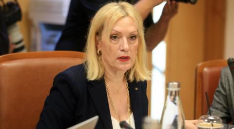 &Xi;&epsilon;&kappa;&alpha;&theta;&alpha;&rho;ί&zeta;&epsilon;&iota; &tau;&eta; &theta;έ&sigma;&eta; &tau;&eta;&sigmaf; &epsilon;&nu;ό&psi;&epsilon;&iota; &Beta;&omicron;&upsilon;&lambda;&epsilon;&upsilon;&tau;&iota;&kappa;ώ&nu; &eta; &Epsilon;&iota;&rho;ή&nu;&eta;-&laquo;&Delta;&epsilon;&nu; έ&chi;&omega; &omicron;&pi;&omicron;&iota;&alpha;&delta;ή&pi;&omicron;&tau;&epsilon; &sigma;&upsilon;&mu;&phi;&omega;&nu;ί&alpha; &mu;&epsilon; &omicron;&iota;&alpha;&nu;&delta;ή&pi;&omicron;&tau;&epsilon; &sigma;&chi;&eta;&mu;&alpha;&tau;&iota;&sigma;&mu;ό&raquo;