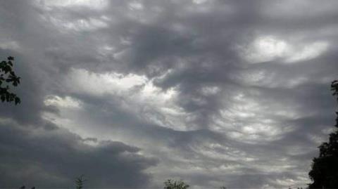 &Sigma;&upsilon;&nu;&nu;&epsilon;&phi;&iota;έ&sigmaf;, &omicron;&mu;ί&chi;&lambda;&eta; &kappa;&alpha;&iota; &beta;&rho;&omicron;&chi;έ&sigmaf; &sigma;&tau;&omicron; &mu;&epsilon;&nu;&omicron;ύ &tau;&omicron;&upsilon; &kappa;&alpha;&iota;&rho;&omicron;ύ-&Sigma;&tau;&omicron;&upsilon;&sigmaf; 20 &beta;&alpha;&theta;&mu;&omicron;ύ&sigmaf; &Kappa;&epsilon;&lambda;&sigma;ί&omicron;&upsilon; &eta; &theta;&epsilon;&rho;&mu;&omicron;&kappa;&rho;&alpha;&sigma;ί&alpha;