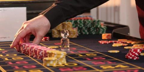 &Epsilon;&xi;&epsilon;&tau;ά&zeta;&epsilon;&iota; &tau;&omicron; &nu;&omicron;&mu;&omicron;&sigma;&chi;έ&delta;&iota;&omicron; &gamma;&iota;&alpha; &pi;&rho;&omicron;ϋ&pi;&omicron;&lambda;&omicron;&gamma;&iota;&sigma;&mu;ό &Alpha;&rho;&chi;ή&sigmaf; &Pi;&alpha;&iota;&gamma;&nu;ί&omega;&nu; &eta; &Epsilon;&pi;. &Omicron;&iota;&kappa;&omicron;&nu;&omicron;&mu;&iota;&kappa;ώ&nu;-&laquo;&Alpha;ύ&xi;&eta;&sigma;&eta; &kappa;&epsilon;&rho;&delta;ώ&nu; &gamma;&iota;&alpha; &tau;&omicron; &kappa;&alpha;&zeta;ί&nu;&omicron;, &nu;έ&omicron;&iota; &alpha;&nu;&tau;&alpha;&gamma;&omega;&nu;&iota;&sigma;&tau;έ&sigmaf; &sigma;&tau;&omicron;&nu; &omicron;&rho;ί&zeta;&omicron;&nu;&tau;&alpha;&raquo;