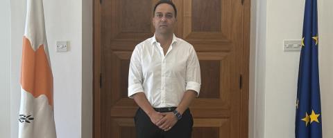 &Alpha;&nu;έ&lambda;&alpha;&beta;&epsilon; &epsilon;&pi;ί&sigma;&eta;&mu;&alpha; &kappa;&alpha;&theta;ή&kappa;&omicron;&nu;&tau;&alpha; &omicron; &Omicron;&nu;&eta;&sigma;&iota;&phi;ό&rho;&omicron;&upsilon;, &pi;ώ&sigmaf; &sigma;&chi;&omicron;&lambda;&iota;ά&zeta;&epsilon;&iota; &tau;&iota;&sigmaf; &kappa;&alpha;&tau;&alpha;&gamma;&gamma;&epsilon;&lambda;ί&epsilon;&sigmaf; &kappa;&alpha;&tau;ά &Phi;&alpha;ί&delta;&omega;&nu;&omicron;&sigmaf;-&laquo;&Epsilon;&lambda;&pi;ί&zeta;&omega; &tau;ώ&rho;&alpha; &nu;&alpha; &alpha;&pi;&omicron;&delta;&omicron;&theta;&epsilon;ί &delta;&iota;&kappa;&alpha;&iota;&omicron;&sigma;ύ&nu;&eta;&raquo;