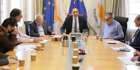 &Mu;&epsilon; &tau;&omicron;&nu; &Alpha;&nu;&tau;&iota;&delta;ή&mu;&alpha;&rho;&chi;&omicron; &Lambda;&epsilon;&upsilon;&kappa;&omicron;&nu;&omicron;ί&kappa;&omicron;&upsilon; &sigma;&upsilon;&nu;&epsilon;&chi;ί&zeta;&epsilon;&tau;&alpha;&iota; &eta; &lambda;&epsilon;&iota;&tau;&omicron;&upsilon;&rho;&gamma;&epsilon;ί&alpha; &tau;&eta;&sigmaf; &Epsilon;&pi;. &Kappa;&alpha;&tau;&epsilon;&chi;ό&mu;&epsilon;&nu;&omega;&nu; &Delta;ή&mu;&omega;&nu;-&laquo;&Eta; &delta;&iota;&kappa;&alpha;&iota;&omicron;&sigma;ύ&nu;&eta; &delta;&epsilon;&nu; &epsilon;ί&nu;&alpha;&iota; &delta;&omicron;&upsilon;&lambda;&epsilon;&iota;ά &tau;&eta;&sigmaf; &Epsilon;&pi;&iota;&tau;&rho;&omicron;&pi;ή&sigmaf;&raquo;