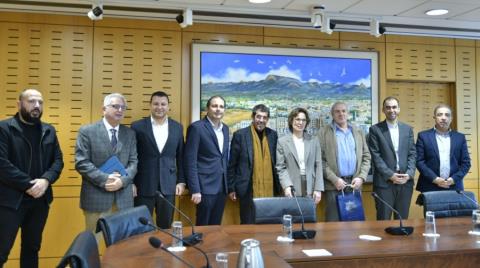 &Epsilon;&pi;ί&tau;&rho;&omicron;&pi;&omicron;&sigmaf; Roswall: &Omicron;&iota; &epsilon;&pi;&epsilon;&nu;&delta;ύ&sigma;&epsilon;&iota;&sigmaf; &sigma;&tau;&omicron; &nu;&epsilon;&rho;ό &kappa;&rho;ί&sigma;&iota;&mu;&eta; &sigma;&upsilon;&nu;&iota;&sigma;&tau;ώ&sigma;&alpha; &tau;&eta;&sigmaf; &epsilon;&upsilon;&rho;&omega;&pi;&alpha;ϊ&kappa;ή&sigmaf; &alpha;&sigma;&phi;ά&lambda;&epsilon;&iota;&alpha;&sigmaf;