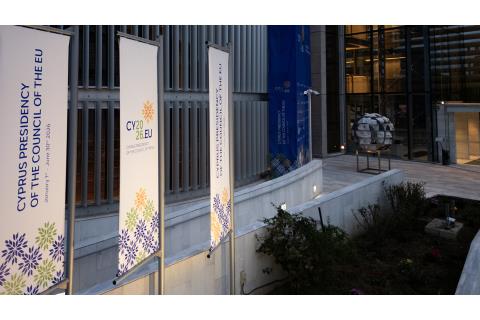 &Sigma;&tau;&eta; &Lambda;&epsilon;&upsilon;&kappa;&omega;&sigma;ί&alpha; &tau;&eta;&nu; &Tau;&rho;ί&tau;&eta; &eta; &sigma;&upsilon;&nu;&epsilon;&delta;&rho;ί&alpha; &tau;&omicron;&upsilon; &Pi;&rho;&omicron;&epsilon;&delta;&rho;&epsilon;ί&omicron;&upsilon; &tau;&eta;&sigmaf; &Epsilon;&pi;&iota;&tau;&rho;&omicron;&pi;ή&sigmaf; &Pi;&epsilon;&rho;&iota;&phi;&epsilon;&rho;&epsilon;&iota;ώ&nu;