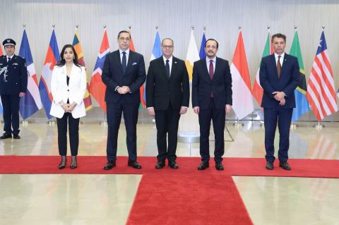 &Pi;&rho;ό&epsilon;&delta;&rho;&omicron;&sigmaf; &sigma;&tau;&omicron;&upsilon;&sigmaf; &nu;έ&omicron;&upsilon;&sigmaf; &Pi;&rho;έ&sigma;&beta;&epsilon;&iota;&sigmaf;: &Beta;&alpha;&sigma;&iota;&zeta;ό&mu;&alpha;&sigma;&tau;&epsilon; &sigma;&tau;&eta;&nu; &sigma;&tau;ή&rho;&iota;&xi;ή &sigma;&alpha;&sigmaf; &sigma;&tau;&omicron; &Kappa;&upsilon;&pi;&rho;&iota;&alpha;&kappa;ό