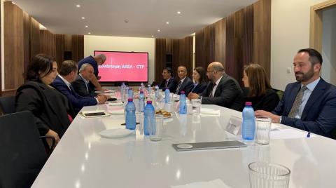 &Sigma;&upsilon;&nu;&alpha;&nu;&tau;ή&theta;&eta;&kappa;&alpha;&nu; &Sigma;&tau;&epsilon;&phi;ά&nu;&omicron;&upsilon; &kappa;&alpha;&iota; &Iota;&nu;&tau;&zeta;ί&rho;&lambda;&iota;, &sigma;&tau;&omicron; &epsilon;&pi;ί&kappa;&epsilon;&nu;&tau;&rho;&omicron; &tau;&omicron; &Kappa;&upsilon;&pi;&rho;&iota;&alpha;&kappa;ό-&Kappa;&omicron;&iota;&nu;ή &delta;έ&sigma;&mu;&epsilon;&upsilon;&sigma;&eta; &gamma;&iota;&alpha; &delta;&iota;ά&rho;&rho;&eta;&xi;&eta; &tau;&omicron;&upsilon; &alpha;&delta;&iota;&epsilon;&xi;ό&delta;&omicron;&upsilon;