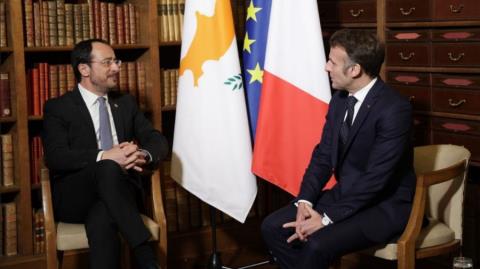 &Sigma;&upsilon;&nu;&alpha;&nu;&tau;ή&theta;&eta;&kappa;&epsilon; &mu;&epsilon; &tau;&omicron;&nu; &Mu;&alpha;&kappa;&rho;ό&nu; &omicron; &Pi;&rho;ό&epsilon;&delta;&rho;&omicron;&sigmaf; &tau;&eta;&sigmaf; &Delta;&eta;&mu;&omicron;&kappa;&rho;&alpha;&tau;ί&alpha;&sigmaf; &sigma;&tau;&omicron; &Pi;&alpha;&rho;ί&sigma;&iota;-&laquo;&Alpha;&nu;&tau;&iota;&kappa;&alpha;&tau;&omicron;&pi;&tau;&rho;ί&zeta;&epsilon;&iota; &tau;&omicron; &upsilon;&psi;&eta;&lambda;ό &epsilon;&pi;ί&pi;&epsilon;&delta;&omicron; &sigma;&upsilon;&nu;&tau;&omicron;&nu;&iota;&sigma;&mu;&omicron;ύ&raquo;