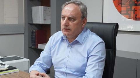 &Pi;&upsilon;&rho;ά &Sigma;&tau;&epsilon;&phi;ά&nu;&omicron;&upsilon; &sigma;&epsilon; &Chi;&rho;&iota;&sigma;&tau;&omicron;&delta;&omicron;&upsilon;&lambda;ί&delta;&eta; &kappa;&alpha;&iota; &Delta;&Eta;&Sigma;&Upsilon;-&laquo;&Eta; &kappa;&upsilon;&beta;&epsilon;&rho;&nu;&eta;&tau;&iota;&kappa;ή &pi;&omicron;&lambda;&iota;&tau;&iota;&kappa;ή &epsilon;&nu;&tau;&epsilon;ί&nu;&epsilon;&iota; &tau;&iota;&sigmaf; &kappa;&omicron;&iota;&nu;&omega;&nu;&iota;&kappa;έ&sigmaf; &alpha;&nu;&iota;&sigma;ό&tau;&eta;&tau;&epsilon;&sigmaf;&raquo;