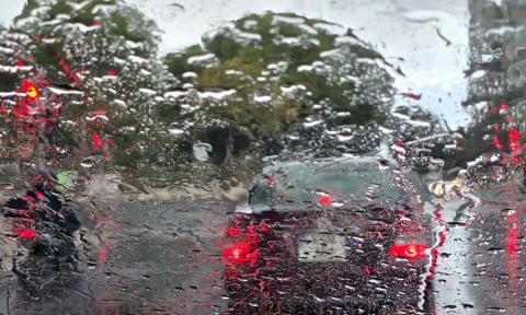 Βροχερό το σκηνικό την Τσικνοπέμπτη, παραμένει μέχρι την Παρασκευή η σκόνη