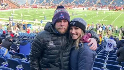 &Tau;&rho;&iota;&alpha;&nu;&tau;&alpha;&pi;&epsilon;&nu;&tau;ά&chi;&rho;&omicron;&nu;&eta; &sigma;&tau;&iota;&sigmaf; &Eta;&Pi;&Alpha; &delta;&eta;&lambda;&eta;&tau;&eta;&rho;ί&alpha;&sigma;&epsilon; &tau;&omicron;&nu; &sigma;ύ&zeta;&upsilon;&gamma;ό &tau;&eta;&sigmaf; &gamma;&iota;&alpha; &nu;&alpha; &pi;ά&rho;&epsilon;&iota; &alpha;&pi;&omicron;&zeta;&eta;&mu;ί&omega;&sigma;&eta; 3,6 &epsilon;&kappa;&alpha;&tau;. &kappa;&alpha;&iota; &mu;&epsilon;&tau;ά έ&gamma;&rho;&alpha;&psi;&epsilon; &beta;&iota;&beta;&lambda;ί&omicron; &gamma;&iota;&alpha; &tau;&omicron;&nu; &theta;ά&nu;&alpha;&tau;ό &tau;&omicron;&upsilon;