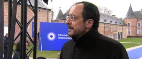 &Mu;&epsilon; &omicron;&kappa;&tau;ώ &pi;&rho;&omicron;&tau;ά&sigma;&epsilon;&iota;&sigmaf; &epsilon;&nu;ώ&pi;&iota;&omicron;&nu; &tau;&omicron;&upsilon; Ά&tau;&upsilon;&pi;&omicron;&upsilon; &Sigma;&upsilon;&mu;&beta;&omicron;&upsilon;&lambda;ί&omicron;&upsilon; &gamma;&iota;&alpha; &tau;&eta;&nu; &Alpha;&nu;&tau;&alpha;&gamma;&omega;&nu;&iota;&sigma;&tau;&iota;&kappa;ό&tau;&eta;&tau;&alpha; &omicron; &Pi;&rho;ό&epsilon;&delta;&rho;&omicron;&sigmaf;-&laquo;&Pi;&rho;έ&pi;&epsilon;&iota; &nu;&alpha; &kappa;ά&nu;&omicron;&upsilon;&mu;&epsilon; &mu;&iota;&alpha; &sigma;&upsilon;&zeta;ή&tau;&eta;&sigma;&eta; &epsilon;&kappa;&tau;ό&sigmaf; &kappa;&omicron;&upsilon;&tau;&iota;&omicron;ύ&raquo;