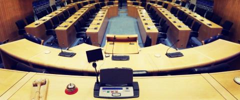 &Tau;&alpha; &pi;&omicron;&lambda;&iota;&tau;&iota;&kappa;ά &delta;&iota;&alpha;&zeta;ύ&gamma;&iota;&alpha; έ&phi;&epsilon;&rho;&alpha;&nu; &alpha;&nu;&alpha;&kappa;&alpha;&tau;&alpha;&tau;ά&xi;&epsilon;&iota;&sigmaf; &sigma;&tau;&eta; &Beta;&omicron;&upsilon;&lambda;ή-Ά&lambda;&lambda;&alpha;&xi;&alpha;&nu; &omicron;&iota; &sigma;&upsilon;&nu;&theta;έ&sigma;&epsilon;&iota;&sigmaf; &Epsilon;&pi;&iota;&tau;&rho;&omicron;&pi;ώ&nu; &kappa;&alpha;&iota; &omicron;&iota; &theta;έ&sigma;&epsilon;&iota;&sigmaf; &sigma;&tau;&eta;&nu; &Omicron;&lambda;&omicron;&mu;έ&lambda;&epsilon;&iota;&alpha;