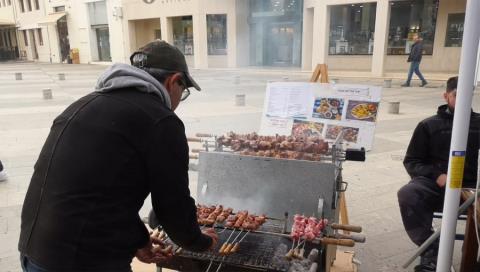 &Mu;&epsilon; &kappa;έ&phi;&iota; &kappa;&alpha;&iota; &alpha;&kappa;&omicron;&lambda;&omicron;&upsilon;&theta;ώ&nu;&tau;&alpha;&sigmaf; &tau;&eta;&nu; &pi;&alpha;&rho;ά&delta;&omicron;&sigma;&eta; &gamma;&iota;&omicron;&rho;&tau;ά&sigma;&tau;&eta;&kappa;&epsilon; &eta; &Tau;&sigma;&iota;&kappa;&nu;&omicron;&pi;έ&mu;&pi;&tau;&eta; &sigma;&tau;&eta;&nu; &Pi;ά&phi;&omicron;