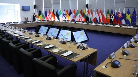 &Kappa;. &Pi;&alpha;&pi;&alpha;έ&lambda;&lambda;&eta;&nu;&alpha;: &Pi;&omicron;&rho;&epsilon;ί&alpha; &pi;&rho;&omicron;&sigmaf; &mu;&iota;&alpha; &pi;&iota;&omicron; &kappa;&omicron;&iota;&nu;&omega;&nu;&iota;&kappa;ή &Epsilon;&upsilon;&rho;ώ&pi;&eta; &mu;&epsilon; &Sigma;&tau;&rho;&alpha;&tau;&eta;&gamma;&iota;&kappa;ή &kappa;&alpha;&tau;&alpha;&pi;&omicron;&lambda;έ&mu;&eta;&sigma;&eta;&sigmaf; &phi;&tau;ώ&chi;&epsilon;&iota;&alpha;&sigmaf;