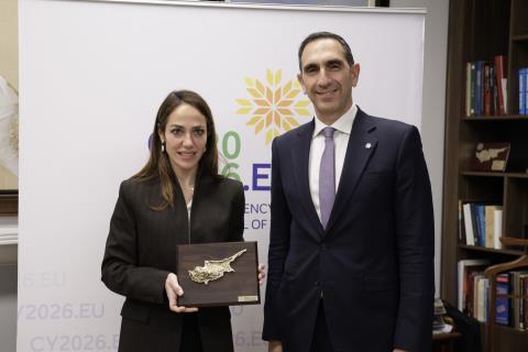 &Omicron; &sigma;&upsilon;&nu;&tau;&omicron;&nu;&iota;&sigma;&mu;ό&sigmaf; &Kappa;ύ&pi;&rho;&omicron;&upsilon; &kappa;&alpha;&iota; &Epsilon;&lambda;&lambda;ά&delta;&alpha;&sigmaf; &sigma;&tau;&alpha; &theta;έ&mu;&alpha;&tau;&alpha; &sigma;&tau;έ&gamma;&alpha;&sigma;&eta;&sigmaf; &sigma;&tau;&eta; &sigma;&upsilon;&nu;ά&nu;&tau;&eta;&sigma;&eta; &Iota;&omega;ά&nu;&nu;&omicron;&upsilon; &kappa;&alpha;&iota; &Delta;ό&mu;&nu;&alpha;&sigmaf; &Mu;&iota;&chi;&alpha;&eta;&lambda;ί&delta;&omicron;&upsilon;