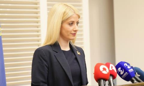 &Alpha;. &Delta;&eta;&mu;&eta;&tau;&rho;ί&omicron;&upsilon;: &Alpha;&nu;&alpha;&gamma;&kappa;&alpha;&iota;ό&tau;&eta;&tau;&alpha; &eta; &delta;&iota;&alpha;&phi;ύ&lambda;&alpha;&xi;&eta; &tau;&eta;&sigmaf; &iota;&sigma;&tau;&omicron;&rho;&iota;&kappa;ή&sigmaf; &mu;&nu;ή&mu;&eta;&sigmaf;