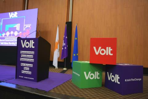 Έ&nu;&tau;&omicron;&nu;&eta; &alpha;&nu;&tau;ί&theta;&epsilon;&sigma;&eta; Volt &gamma;&iota;&alpha; &tau;&eta; &sigma;&upsilon;&mu;&mu;&epsilon;&tau;&omicron;&chi;ή &tau;&eta;&sigmaf; &Kappa;ύ&pi;&rho;&omicron;&upsilon; &sigma;&tau;&omicron; &Sigma;&upsilon;&mu;&beta;&omicron;ύ&lambda;&iota;&omicron; &Epsilon;&iota;&rho;ή&nu;&eta;&sigmaf; &gamma;&iota;&alpha; &Gamma;ά&zeta;&alpha;