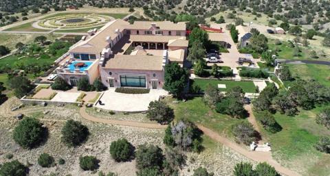 &Tau;&omicron; &sigma;&kappa;&omicron;&tau;&epsilon;&iota;&nu;ό &beta;&alpha;&sigma;ί&lambda;&epsilon;&iota;&omicron; &tau;&omicron;&upsilon; &Epsilon;&pi;&sigma;&tau;ά&iota;&nu; &laquo;Zorro Ranch&raquo;-&Sigma;&omicron;&kappa;&alpha;&rho;&iota;&sigma;&tau;&iota;&kappa;έ&sigmaf; &kappa;&alpha;&tau;&alpha;&gamma;&gamma;&epsilon;&lambda;ί&epsilon;&sigmaf; ό&tau;&iota; έ&theta;&alpha;&beta;&alpha;&nu; &kappa;&omicron;&rho;ί&tau;&sigma;&iota;&alpha; &pi;&omicron;&upsilon; &sigma;&tau;&rho;&alpha;&gamma;&gamma;ά&lambda;&iota;&zeta;&alpha;&nu; &alpha;&phi;&omicron;ύ &tau;&alpha; &kappa;&alpha;&kappa;&omicron;&pi;&omicron;&iota;&omicron;ύ&sigma;&alpha;&nu; &sigma;&epsilon;&xi;&omicron;&upsilon;&alpha;&lambda;&iota;&kappa;ά