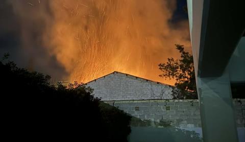 ΒΙΝΤΕΟ: Φωτιά σε εγκαταλελειμμένη αποθήκη στον Άγιο Δομέτιο