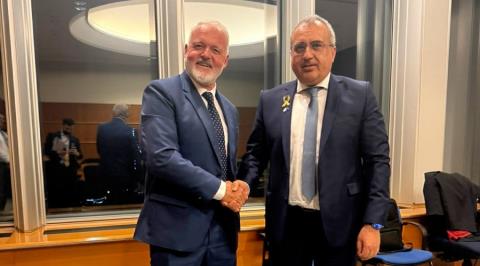 &Sigma;&tau;&eta;&nu; &Kappa;ύ&pi;&rho;&omicron; &alpha;&pi;ό &epsilon;&beta;&delta;&omicron;&mu;ά&delta;&alpha;&sigmaf; &omicron; &Epsilon;&kappa;&tau;&epsilon;&lambda;&epsilon;&sigma;&tau;&iota;&kappa;ό&sigmaf; &Delta;&iota;&epsilon;&upsilon;&theta;&upsilon;&nu;&tau;ή&sigmaf; &tau;&eta;&sigmaf; EFSA &gamma;&iota;&alpha; &tau;&omicron;&nu; &alpha;&phi;&theta;ώ&delta;&eta; &pi;&upsilon;&rho;&epsilon;&tau;ό-&Sigma;&upsilon;&nu;&alpha;&nu;&tau;ή&theta;&eta;&kappa;&epsilon; &mu;&epsilon; &Chi;&alpha;&tau;&zeta;&eta;&pi;&alpha;&nu;&tau;έ&lambda;&alpha;