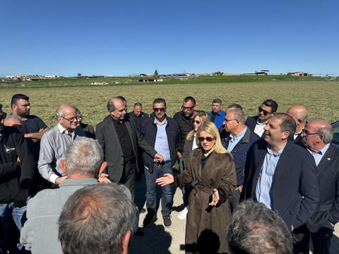 &Sigma;&tau;&eta;&nu; &Alpha;&rho;&alpha;&delta;ί&pi;&pi;&omicron;&upsilon; &eta; &Alpha;&nu;&nu;ί&tau;&alpha; &Delta;&eta;&mu;&eta;&tau;&rho;ί&omicron;&upsilon;, ά&kappa;&omicron;&upsilon;&sigma;&epsilon; &tau;&iota;&sigmaf; &alpha;&nu;&eta;&sigma;&upsilon;&chi;ί&epsilon;&sigmaf; &kappa;&alpha;&iota; &tau;&omicron;&upsilon;&sigmaf; &pi;&rho;&omicron;&beta;&lambda;&eta;&mu;&alpha;&tau;&iota;&sigma;&mu;&omicron;ύ&sigmaf; &tau;&omega;&nu; &kappa;&tau;&eta;&nu;&omicron;&tau;&rho;&omicron;&phi;ώ&nu;