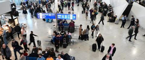 &Alpha;&kappa;&upsilon;&rho;ώ&nu;&omicron;&nu;&tau;&alpha;&iota; 45 &pi;&tau;ή&sigma;&epsilon;&iota;&sigmaf; &sigma;ή&mu;&epsilon;&rho;&alpha; &alpha;&pi;ό &tau;&omicron; &alpha;&epsilon;&rho;&omicron;&delta;&rho;ό&mu;&iota;&omicron; &laquo;&Epsilon;&lambda;. &Beta;&epsilon;&nu;&iota;&zeta;έ&lambda;&omicron;&sigmaf;&raquo; &lambda;ό&gamma;&omega; &tau;&omega;&nu; &epsilon;&xi;&epsilon;&lambda;ί&xi;&epsilon;&omega;&nu; &sigma;&tau;&eta; &Mu;έ&sigma;&eta; &Alpha;&nu;&alpha;&tau;&omicron;&lambda;ή