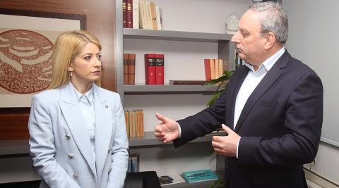 &Sigma;&upsilon;&nu;&epsilon;&chi;ί&zeta;&epsilon;&iota; &tau;&eta;&nu; &kappa;ό&nu;&tau;&rho;&alpha; &mu;&epsilon; &tau;&omicron; &Alpha;&Kappa;&Epsilon;&Lambda; &omicron; &Delta;&Eta;&Sigma;&Upsilon;-&laquo;&Delta;&epsilon;&nu; &theta;&alpha; &alpha;&pi;&alpha;&nu;&tau;ή&sigma;&omicron;&upsilon;&mu;&epsilon; &sigma;&tau;&omicron; &Alpha;&Kappa;&Epsilon;&Lambda; ό&tau;&iota; έ&chi;&epsilon;&iota; &alpha;&gamma;&chi;&omega;&theta;&epsilon;ί &mu;&epsilon;&tau;ά &tau;o &iota;&sigma;&chi;&upsilon;&rho;ό &mu;ή&nu;&upsilon;&mu;&alpha; &epsilon;&nu;ό&tau;&eta;&tau;&alpha;&sigmaf;&raquo;