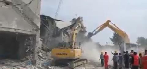 &Sigma;&tau;&omicron;&upsilon;&sigmaf; 148 &nu;&epsilon;&kappa;&rho;&omicron;ί &alpha;&pi;ό &tau;&eta;&nu; &epsilon;&pi;ί&theta;&epsilon;&sigma;&eta; &sigma;&tau;&omicron; &delta;&eta;&mu;&omicron;&tau;&iota;&kappa;ό &sigma;&chi;&omicron;&lambda;&epsilon;ί&omicron; &theta;&eta;&lambda;έ&omega;&nu; &sigma;&tau;&eta; &Mu;&iota;&nu;ά&mu;&pi;-&Mu;&iota;&kappa;&rho;έ&sigmaf; &mu;&alpha;&theta;ή&tau;&rho;&iota;&epsilon;&sigmaf; &omicron;&iota; &pi;&lambda;&epsilon;ί&sigma;&tau;&epsilon;&sigmaf;