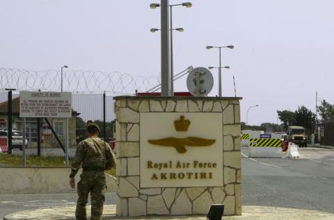 &Pi;&upsilon;&rho;ά &Pi;&rho;ά&sigma;&iota;&nu;&omicron;&upsilon; &Kappa;ό&mu;&mu;&alpha;&tau;&omicron;&sigmaf; &kappa;&alpha;&tau;ά &Kappa;&upsilon;&beta;έ&rho;&nu;&eta;&sigma;&eta;&sigmaf; &sigma;&tau;&omicron;&nu; &alpha;&pi;ό&eta;&chi;&omicron; &tau;&eta;&sigmaf; &epsilon;&pi;ί&theta;&epsilon;&sigma;&eta;&sigmaf; &sigma;&tau;&iota;&sigmaf; &Beta;ά&sigma;&epsilon;&iota;&sigmaf;-&laquo;&Delta;&epsilon;ί&chi;&nu;&epsilon;&iota; &alpha;&delta;&upsilon;&nu;&alpha;&mu;ί&alpha; &sigma;&tau;&eta;&nu; &pi;&rho;&omicron;&sigma;&tau;&alpha;&sigma;ί&alpha; &tau;&omicron;&upsilon; &pi;&lambda;&eta;&theta;&upsilon;&sigma;&mu;&omicron;ύ &mu;&alpha;&sigmaf;&raquo;