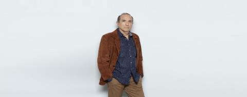 &Omicron; &Gamma;&iota;ά&nu;&nu;&eta;&sigmaf; &Nu;&tau;&alpha;&lambda;&iota;ά&nu;&eta;&sigmaf; &mu;&epsilon; &tau;&iota;&sigmaf; &kappa;ό&rho;&epsilon;&sigmaf; &tau;&omicron;&upsilon; &sigma;&tau;&eta;&nu; &kappa;&eta;&delta;&epsilon;ί&alpha; &tau;&omicron;&upsilon; &alpha;&delta;&epsilon;&lambda;&phi;&omicron;ύ &tau;&omicron;&upsilon;, &Kappa;ώ&sigma;&tau;&alpha; &ndash; &Sigma;&tau;&omicron; &pi;&lambda;&epsilon;&upsilon;&rho;ό &tau;&omicron;&upsilon; &eta; &Mu;&alpha;&rho;&iota;&lambda;ί&tau;&alpha; &Lambda;&alpha;&mu;&pi;&rho;&omicron;&pi;&omicron;ύ&lambda;&omicron;&upsilon;