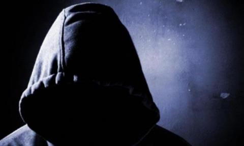 &Kappa;&omicron;&upsilon;&kappa;&omicron;&upsilon;&lambda;&omicron;&phi;ό&rho;&omicron;&sigmaf; &mu;&pi;ή&kappa;&epsilon; &sigma;&epsilon; &sigma;&pi;ί&tau;&iota; 77&chi;&rho;&omicron;&nu;&eta;&sigmaf;, &tau;&eta;&nu; &chi;&tau;ύ&pi;&eta;&sigma;&epsilon; &sigma;&tau;&omicron; &kappa;&epsilon;&phi;ά&lambda;&iota; &kappa;&alpha;&iota; &tau;&eta;&sigmaf; ά&rho;&pi;&alpha;&xi;&epsilon; &delta;ύ&omicron; &kappa;&alpha;&delta;έ&nu;&epsilon;&sigmaf; &alpha;&pi;ό &tau;&omicron;&nu; &lambda;&alpha;&iota;&mu;ό &tau;&eta;&sigmaf;