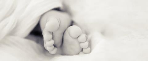 &Alpha;&sigma;ύ&lambda;&lambda;&eta;&pi;&tau;&eta; &tau;&rho;&alpha;&gamma;&omega;&delta;ί&alpha;, &gamma;&omicron;&nu;&epsilon;ί&sigmaf; &epsilon;&nu;&tau;ό&pi;&iota;&sigma;&alpha;&nu; &nu;&epsilon;&kappa;&rho;ό &sigma;&tau;&omicron; &kappa;&rho;&epsilon;&beta;&alpha;&tau;ά&kappa;&iota; &tau;&omicron;&upsilon; &tau;&omicron; &tau;&rho;ί&mu;&eta;&nu;&omicron; &beta;&rho;έ&phi;&omicron;&sigmaf; &tau;&omicron;&upsilon;&sigmaf;-&Delta;&epsilon;&nu; έ&phi;&epsilon;&rho;&epsilon; &epsilon;&xi;&omega;&tau;&epsilon;&rho;&iota;&kappa;έ&sigmaf; &kappa;&alpha;&kappa;ώ&sigma;&epsilon;&iota;&sigmaf;