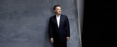 &Omicron; &gamma;&iota;&omicron;&sigmaf; &tau;&omicron;&upsilon; &Tau;om Hanks &tau;&alpha;&xi;ί&delta;&epsilon;&psi;&epsilon; &mu;&epsilon; &tau;&omicron; &epsilon;&lambda;&lambda;&eta;&nu;&iota;&kappa;ό &tau;&omicron;&upsilon; &delta;&iota;&alpha;&beta;&alpha;&tau;ή&rho;&iota;&omicron; &sigma;&tau;&eta;&nu; &Kappa;&omicron;&lambda;&omicron;&mu;&beta;ί&alpha; &kappa;&alpha;&iota; &alpha;&pi;&omicron;&kappa;&lambda;&epsilon;ί&sigma;&tau;&eta;&kappa;&epsilon;: &laquo;E&lambda;&epsilon;&upsilon;&theta;&epsilon;&rho;ώ&sigma;&tau;&epsilon; &mu;&epsilon;&raquo;