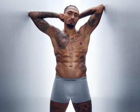 &Eta; Calvin Klein &epsilon;&pi;&iota;&lambda;έ&gamma;&epsilon;&iota; &tau;&omicron;&nu; &pi;&omicron;&delta;&omicron;&sigma;&phi;&alpha;&iota;&rho;&iota;&sigma;&tau;ή Raphinha &gamma;&iota;&alpha; &tau;&eta; &nu;έ&alpha; &kappa;&alpha;&mu;&pi;ά&nu;&iota;&alpha; &epsilon;&sigma;&omega;&rho;&omicron;ύ&chi;&omega;&nu;