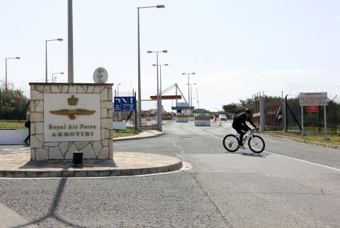 Ά&phi;&eta;&sigma;&epsilon; &alpha;&nu;&omicron;&iota;&chi;&tau;ό &tau;&omicron; &epsilon;&nu;&delta;&epsilon;&chi;ό&mu;&epsilon;&nu;&omicron; &nu;&alpha; &tau;&epsilon;&theta;&epsilon;ί &theta;έ&mu;&alpha; &gamma;&iota;&alpha; &tau;&iota;&sigmaf; &Beta;&rho;&epsilon;&tau;&alpha;&nu;&iota;&kappa;έ&sigmaf; &Beta;ά&sigma;&epsilon;&iota;&sigmaf; &sigma;&tau;&eta;&nu; &Kappa;ύ&pi;&rho;&omicron; &omicron; &Chi;&rho;&iota;&sigma;&tau;&omicron;&delta;&omicron;&upsilon;&lambda;ί&delta;&eta;&sigmaf;-&laquo;&Tau;ί&pi;&omicron;&tau;&alpha; &delta;&epsilon;&nu; &alpha;&pi;&omicron;&kappa;&lambda;&epsilon;ί&omega;&raquo;