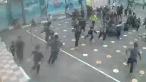 &Beta;&Iota;&Nu;&Tau;&Epsilon;&Omicron;: &Eta; &sigma;&tau;&iota;&gamma;&mu;ή &beta;&omicron;&mu;&beta;&alpha;&rho;&delta;&iota;&sigma;&mu;&omicron;ύ &sigma;&chi;&omicron;&lambda;&epsilon;ί&omicron;&upsilon; &sigma;&tau;&eta;&nu; &pi;ό&lambda;&eta; &Kappa;&alpha;&zeta;&beta;ί&nu; &tau;&omicron;&upsilon; &Iota;&rho;ά&nu;, &tau;&eta;&nu; &pi;&rho;ώ&tau;&eta; &mu;έ&rho;&alpha; &tau;&omicron;&upsilon; &pi;&omicron;&lambda;έ&mu;&omicron;&upsilon;