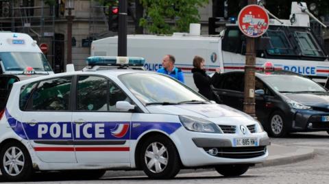 &Alpha;&delta;έ&lambda;&phi;&iota;&alpha; &kappa;&alpha;&tau;&eta;&gamma;&omicron;&rho;&omicron;ύ&nu;&tau;&alpha;&iota; ό&tau;&iota; &kappa;&rho;&alpha;&tau;&omicron;ύ&sigma;&alpha;&nu; &epsilon;&pi;ί &mu;ή&nu;&epsilon;&sigmaf; &alpha;&iota;&chi;&mu;ά&lambda;&omega;&tau;&eta; &tau;&eta; &mu;&eta;&tau;έ&rho;&alpha; &tau;&omicron;&upsilon;&sigmaf; &sigma;&tau;&eta; &Gamma;&alpha;&lambda;&lambda;ί&alpha;-&Tau;&eta; &beta;&alpha;&sigma;ά&nu;&iota;&zeta;&alpha;&nu; &kappa;&iota; ό&tau;&alpha;&nu; &pi;έ&theta;&alpha;&nu;&epsilon; &tau;&eta;&nu; έ&theta;&alpha;&psi;&alpha;&nu; &sigma;&epsilon; &delta;ά&sigma;&omicron;&sigmaf;