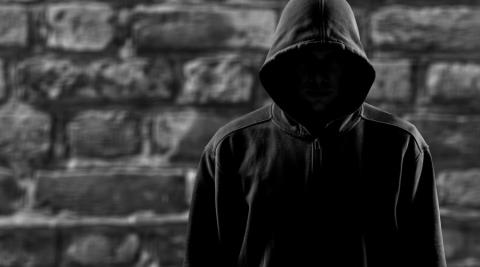 Κουκουλοφόρος μπούκαρε σε περίπτερο στη Γερμασόγεια, απείλησε με μαχαίρι την εργαζόμενη και άρπαξε τα χρήματα