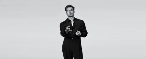 Brad Pitt: &Kappa;&omicron;&sigma;&mu;&omicron;&sigma;&upsilon;&rho;&rho;&omicron;ή &sigma;&tau;&eta;&nu; &pi;&lambda;&alpha;&tau;&epsilon;ί&alpha; &Kappa;&omicron;&tau;&zeta;&iota;ά! &Kappa;&alpha;&rho;έ &ndash; &kappa;&alpha;&rho;έ &eta; ά&phi;&iota;&xi;ή &tau;&omicron;&upsilon; &sigma;&tau;&omicron; &Delta;&eta;&mu;&alpha;&rho;&chi;&epsilon;ί&omicron; &Alpha;&theta;&eta;&nu;ώ&nu;