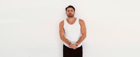 H &Alpha;&lambda;&epsilon;&xi;ά&nu;&delta;&rho;&alpha; &Nu;ί&kappa;&alpha; &phi;&omega;&tau;&omicron;&gamma;&rho;&alpha;&phi;ί&zeta;&epsilon;&iota; backstage &tau;&omicron;&nu; &Kappa;&omega;&nu;&sigma;&tau;&alpha;&nu;&tau;ί&nu;&omicron; &Alpha;&rho;&gamma;&upsilon;&rho;ό &sigma;&tau;&eta;&nu; &sigma;&upsilon;&nu;&alpha;&upsilon;&lambda;ί&alpha; &tau;&omicron;&upsilon;, &sigma;&tau;&omicron; &laquo;&sigma;&pi;ί&tau;&iota;&raquo; &tau;&omicron;&upsilon; Michael Jordan