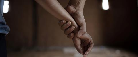 &Tau;&rho;&alpha;&gamma;&iota;&kappa;ά &sigma;&tau;&omicron;&iota;&chi;&epsilon;ί&alpha; &gamma;&iota;&alpha; &tau;&eta; &sigma;&epsilon;&xi;&omicron;&upsilon;&alpha;&lambda;&iota;&kappa;ή &pi;&alpha;&rho;&epsilon;&nu;ό&chi;&lambda;&eta;&sigma;&eta; &sigma;&tau;&eta;&nu; &epsilon;&rho;&gamma;&alpha;&sigma;ί&alpha; &sigma;&tau;&eta;&nu; &Kappa;ύ&pi;&rho;&omicron;-&Theta;ύ&mu;&alpha;&tau;&alpha; &mu;ί&alpha; &sigma;&tau;&iota;&sigmaf; &tau;&rho;&epsilon;&iota;&sigmaf; &gamma;&upsilon;&nu;&alpha;ί&kappa;&epsilon;&sigmaf;