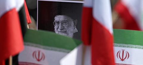 &Nu;έ&omicron;&sigmaf; &alpha;&nu;ώ&tau;&alpha;&tau;&omicron;&sigmaf; &eta;&gamma;έ&tau;&eta;&sigmaf; &tau;&omicron;&upsilon; &Iota;&rho;ά&nu; &omicron; &Mu;&omicron;&tau;&zeta;&tau;ά&mu;&pi;&alpha; &Chi;&alpha;&mu;&epsilon;&nu;&epsilon;ΐ &mu;&epsilon;&tau;ά &tau;&omicron;&nu; &theta;ά&nu;&alpha;&tau;&omicron; &tau;&omicron;&upsilon; &pi;&alpha;&tau;έ&rho;&alpha; &tau;&omicron;&upsilon;