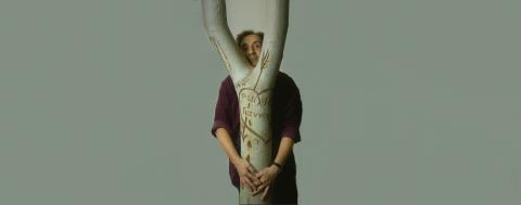 &Sigma;&upsilon;&gamma;&kappa;&iota;&nu;&epsilon;ί &omicron; Ά&gamma;&gamma;&epsilon;&lambda;&omicron;&sigmaf; &Pi;&alpha;&pi;&alpha;&delta;&eta;&mu;&eta;&tau;&rho;ί&omicron;&upsilon; &gamma;&iota;&alpha; &tau;&eta;&nu; &Mu;&alpha;&rho;&iota;&nu;έ&lambda;&lambda;&alpha;: &laquo;&Epsilon;ί&nu;&alpha;&iota; &mu;&epsilon;&tau;&alpha;&xi;ύ &omicron;&upsilon;&rho;&alpha;&nu;&omicron;ύ &kappa;&alpha;&iota; &gamma;&eta;&sigmaf;&raquo;