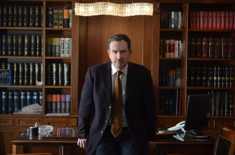 Ό&theta;&omega;&nu; &Pi;&alpha;&pi;&alpha;&delta;ό&pi;&omicron;&upsilon;&lambda;&omicron;&sigmaf; &laquo;&Omicron; &Gamma;&iota;ώ&rho;&gamma;&omicron;&sigmaf; &Lambda;&iota;ά&gamma;&kappa;&alpha;&sigmaf; &beta;ά&zeta;&epsilon;&iota; &mu;&pi;&rho;&omicron;&sigma;&tau;ά &tau;&alpha; &pi;&alpha;&iota;&delta;&iota;ά &tau;&omicron;&upsilon; &gamma;&iota;&alpha; &nu;&alpha; &kappa;&rho;&upsilon;&phi;&tau;&epsilon;ί &alpha;&pi;ό &pi;ί&sigma;&omega;, &epsilon;&nu;ώ &alpha;&pi;&epsilon;&iota;&lambda;&epsilon;ί &mu;&epsilon; &hellip;&alpha;&gamma;&omega;&gamma;έ&sigmaf;&raquo;